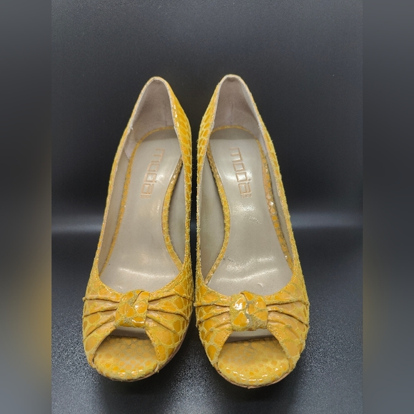 Yellow Moda Pumps - Picture 3 of 6